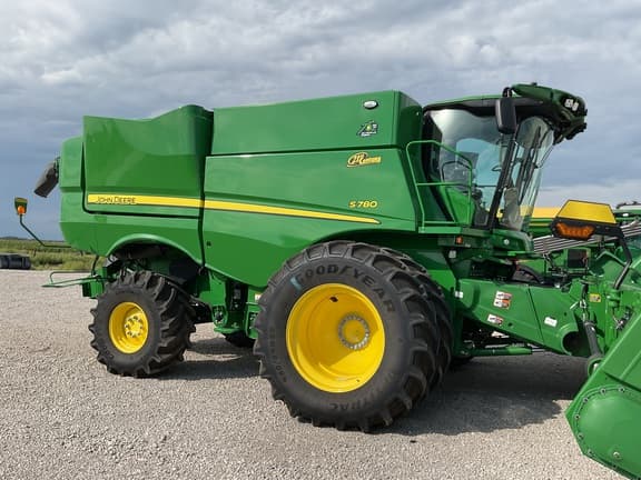 Image of John Deere S780 equipment image 2