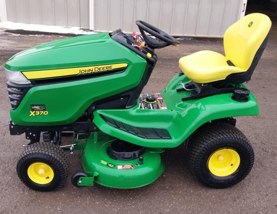 Image of John Deere X370 equipment image 1