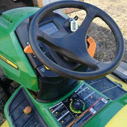 Image of John Deere X580 equipment image 4