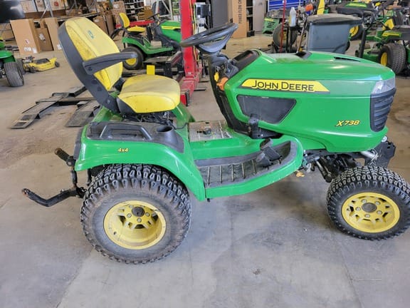 2022 John Deere X738 Equipment Image0