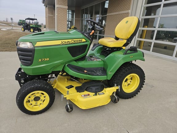 2022 John Deere X738 Equipment Image0