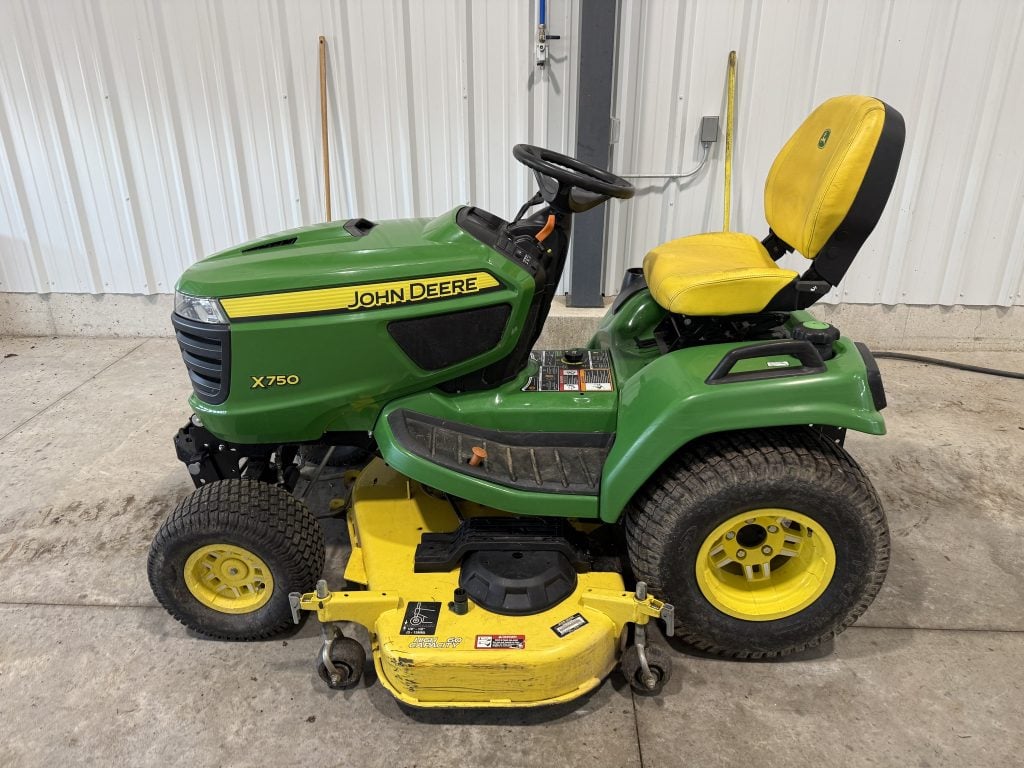 2022 John Deere X750 Equipment Image0
