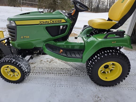 Image of John Deere X758 equipment image 3