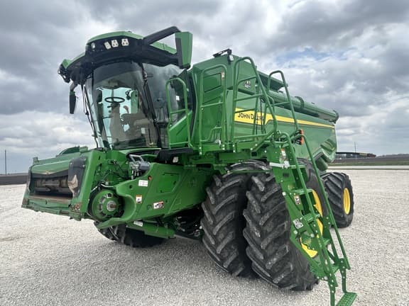 Image of John Deere X9 1000 equipment image 1
