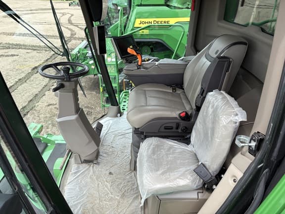 Image of John Deere X9 1000 equipment image 4
