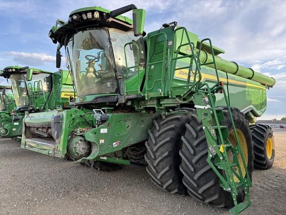 Image of John Deere X9 1000 equipment image 1