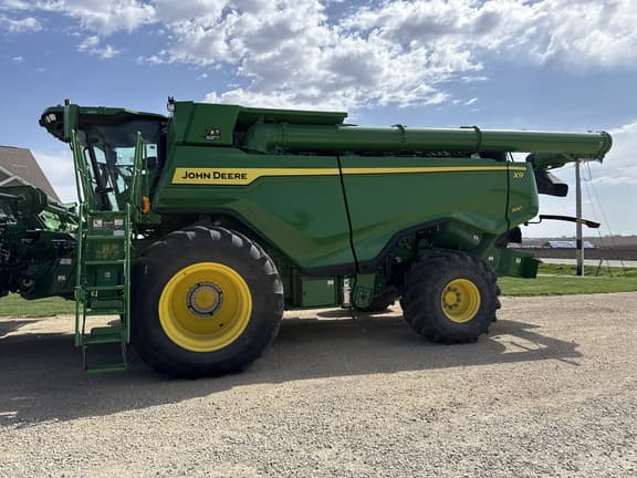 Image of John Deere X9 1100 equipment image 1