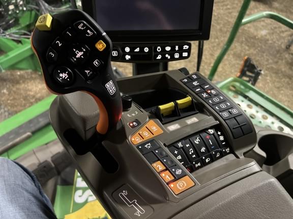 Image of John Deere X9 1100 equipment image 4