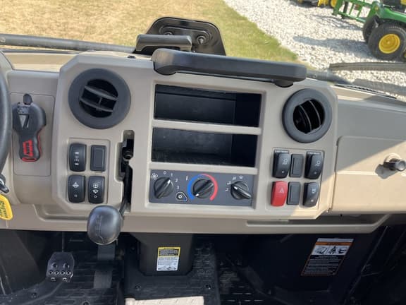 Image of John Deere XUV 835R equipment image 4