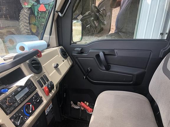 Image of John Deere XUV 835R equipment image 4