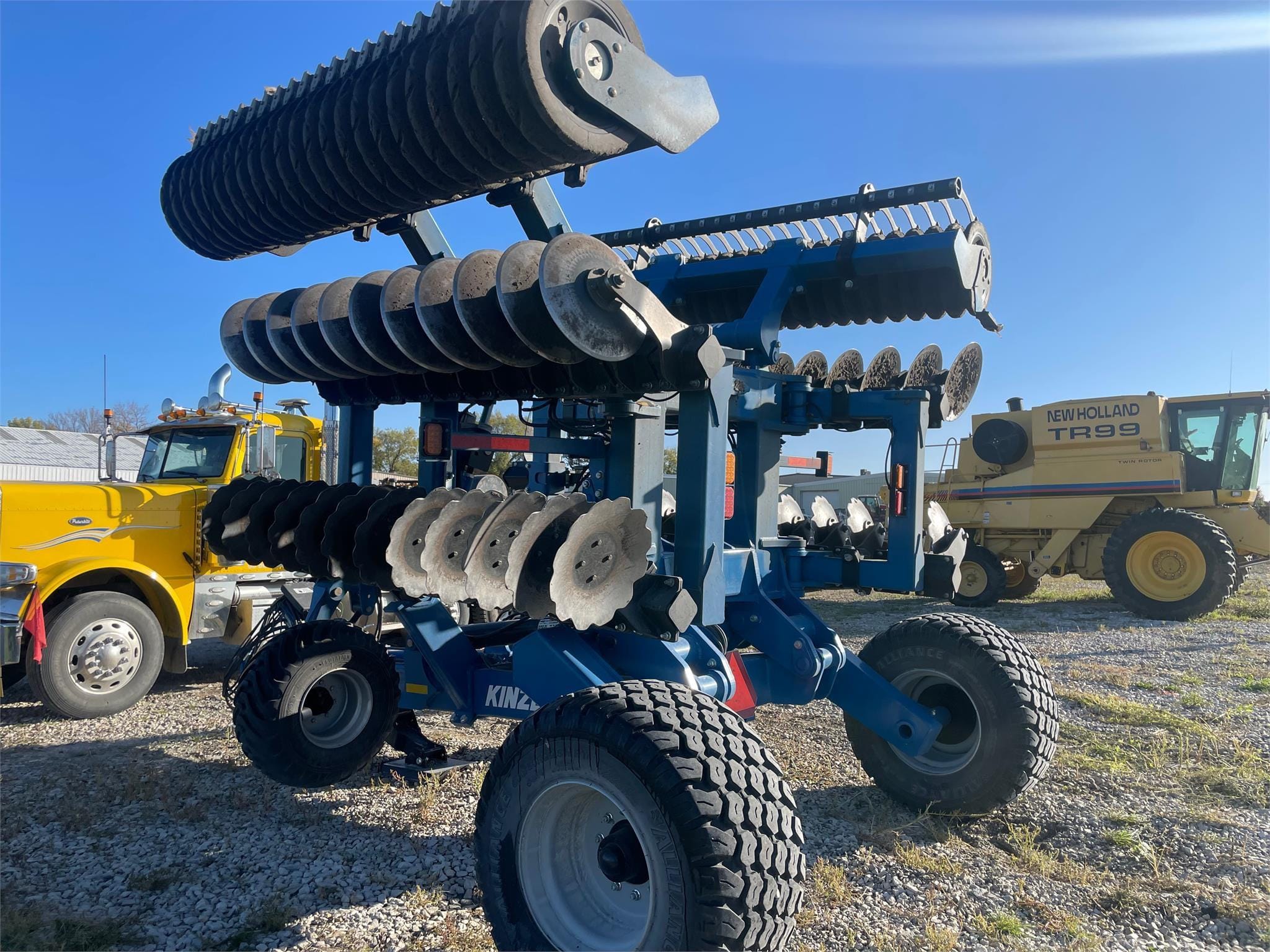 2022 Kinze Mach Till 201 Equipment Image0
