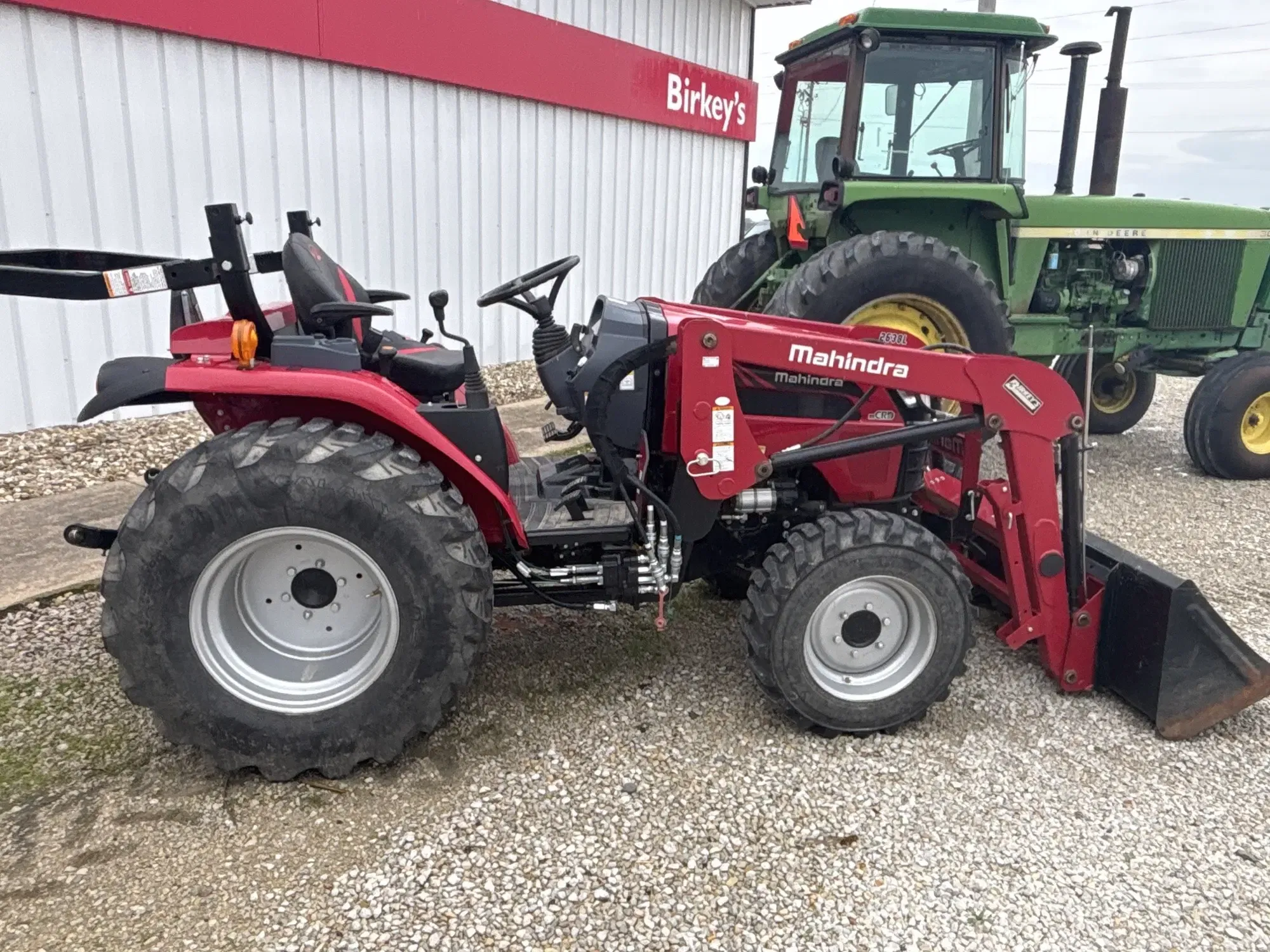 2022 Mahindra 2638 Equipment Image0