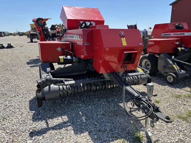 Image of Massey Ferguson 1840 equipment image 1