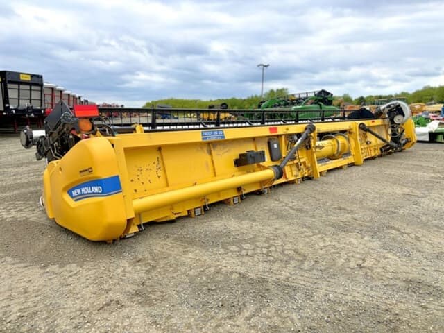 Image of New Holland 740CF-35 equipment image 2