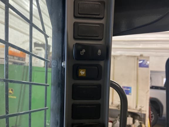 Image of New Holland C332 equipment image 3