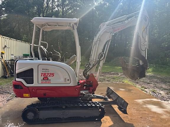 Image of Takeuchi TB225 equipment image 3