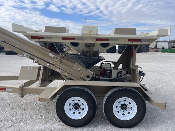 Image of Unverferth Seed Pro 410 equipment image 2