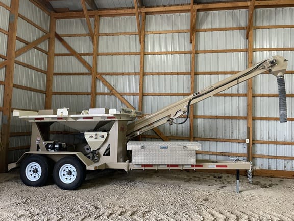 2022 Unverferth Seed Pro 410 Equipment Image0