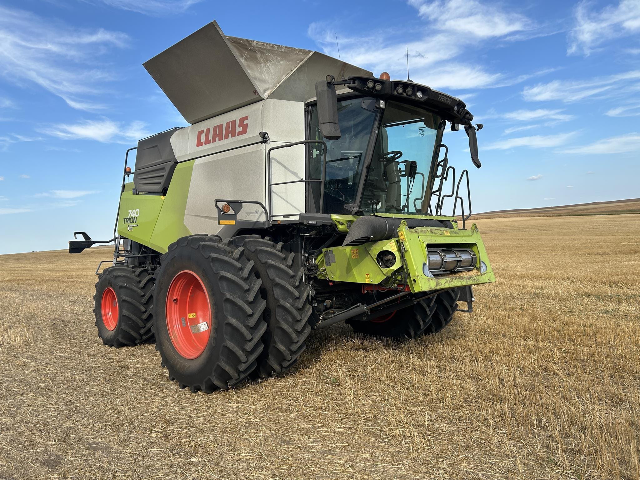 2023 CLAAS Trion 740 Equipment Image0
