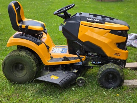 2023 Cub Cadet XT1 LT42 Equipment Image0