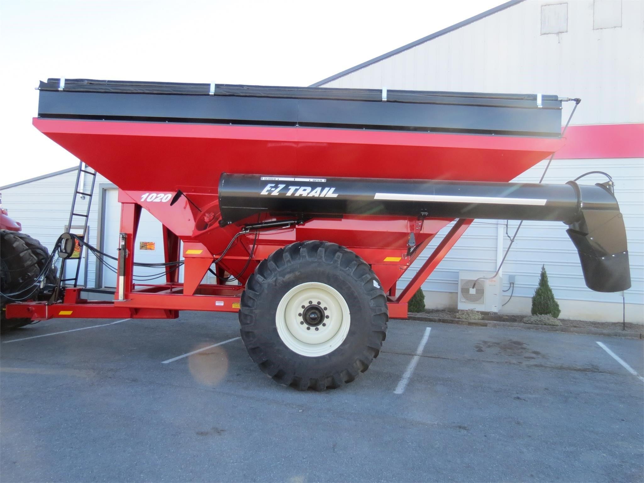 2023 E-Z Trail 1020 Equipment Image0