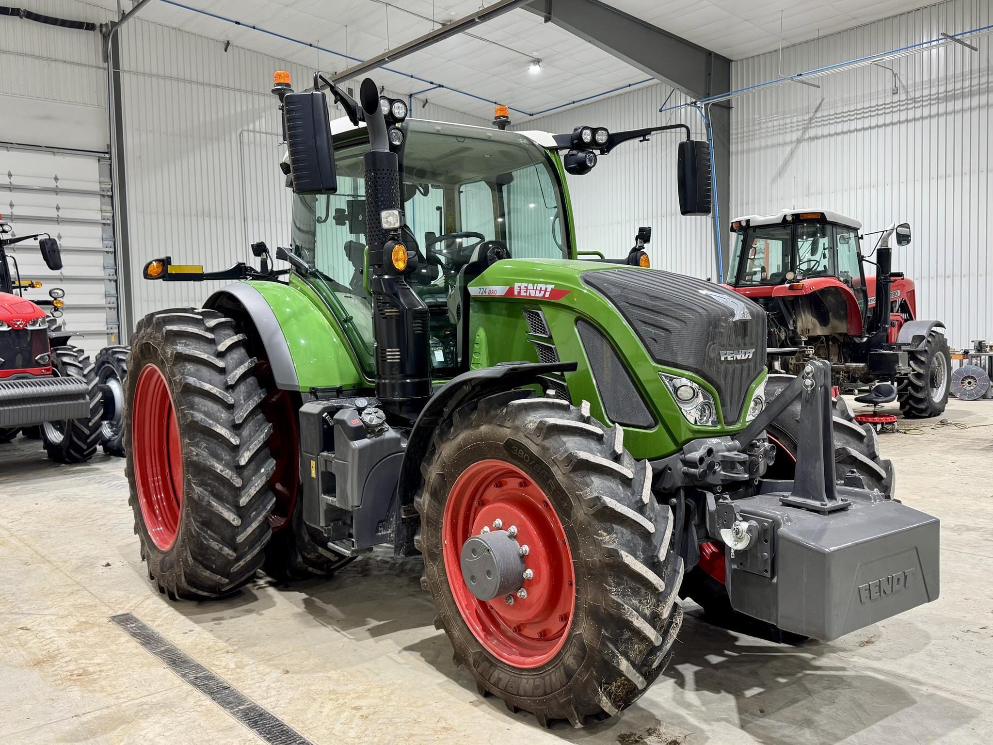 2023 Fendt 724 Vario Equipment Image0