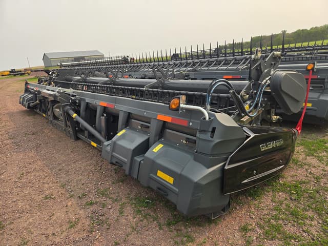 Image of Gleaner 9330 equipment image 2