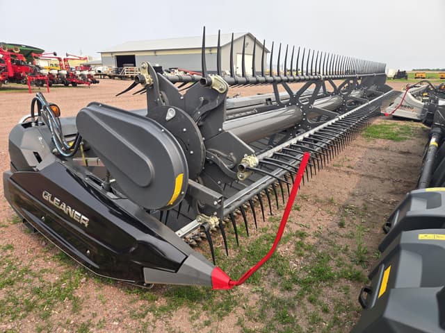 Image of Gleaner 9330 equipment image 1