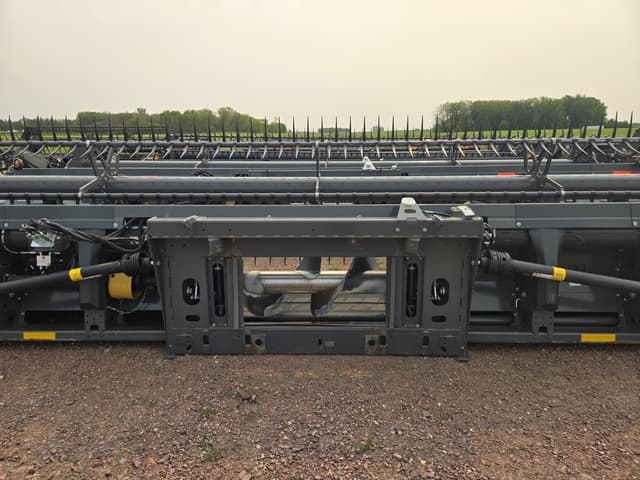 Image of Gleaner 9330 equipment image 3