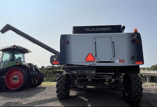 Image of Gleaner S97 equipment image 4