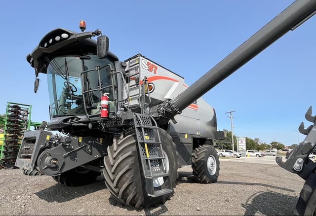Image of Gleaner S97 equipment image 1