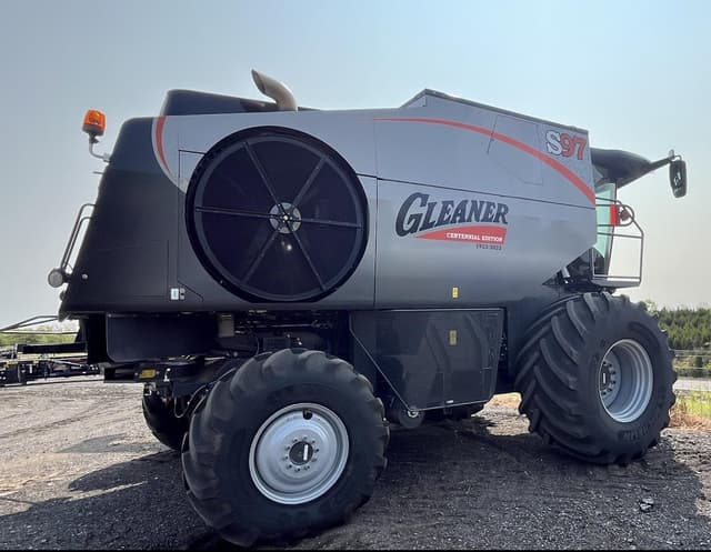 Image of Gleaner S97 equipment image 2