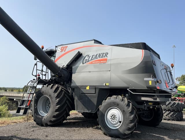 Image of Gleaner S97 equipment image 3