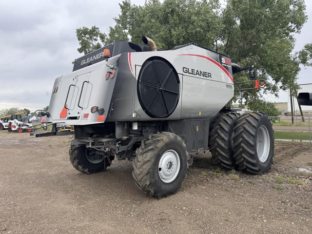 Image of Gleaner S98 equipment image 4
