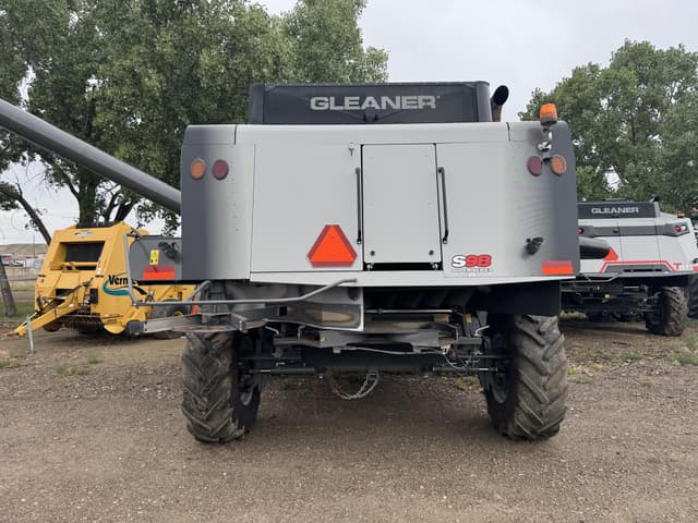 Image of Gleaner S98 equipment image 3