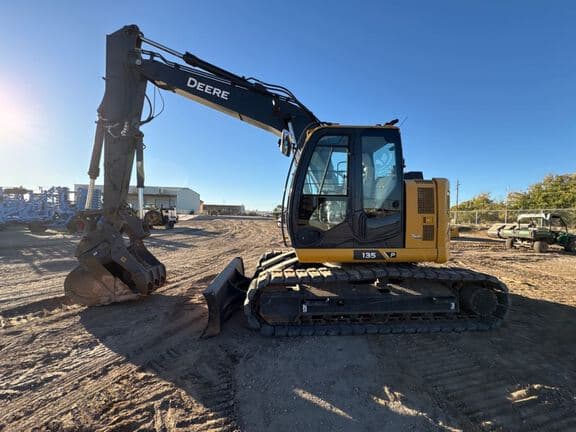 Image of John Deere 135P equipment image 1