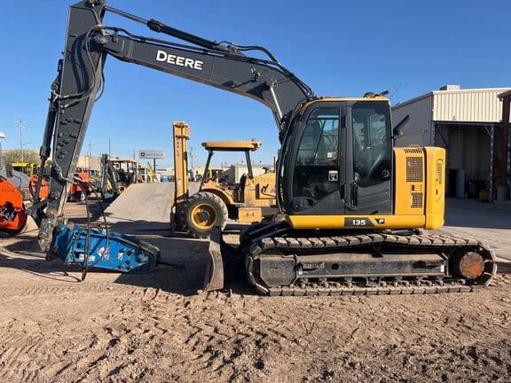 Image of John Deere 135P equipment image 1