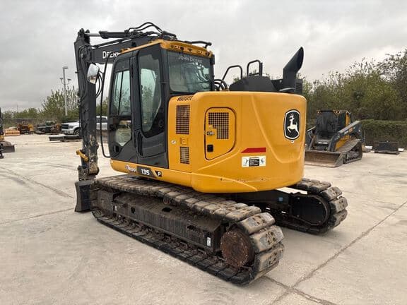 Image of John Deere 135P equipment image 2