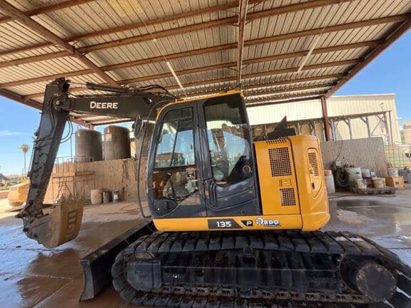 Image of John Deere 135P equipment image 1