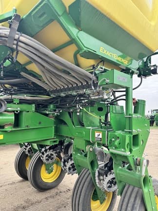Image of John Deere 1775 equipment image 3
