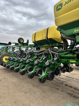 Image of John Deere 1775 equipment image 4