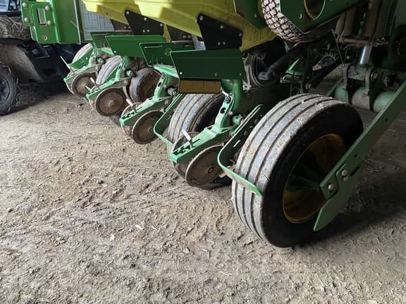 Image of John Deere 1775 equipment image 4