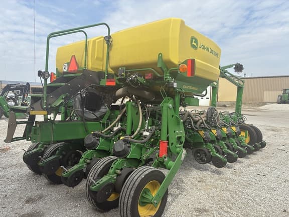 Image of John Deere 1775 equipment image 1