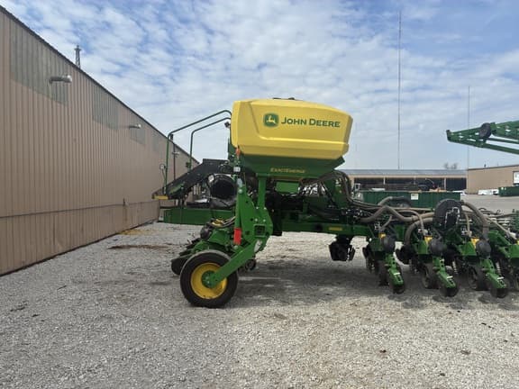 Image of John Deere 1775 equipment image 2