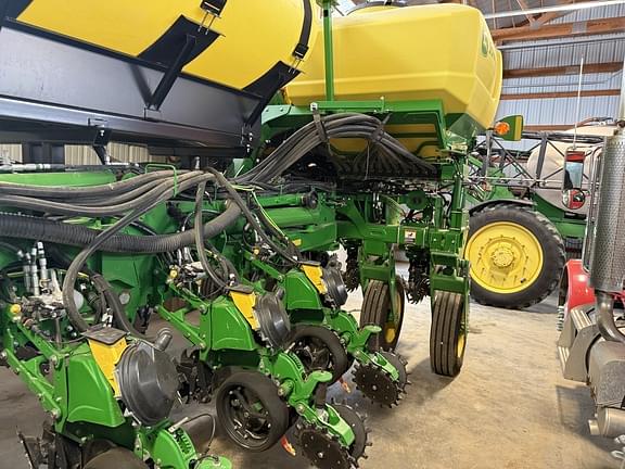 Image of John Deere 1775 equipment image 3