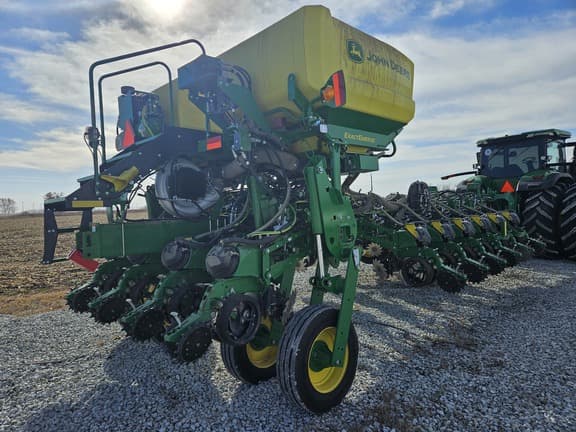 Image of John Deere 1775 equipment image 4