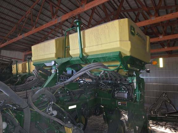 Image of John Deere 1775 equipment image 4