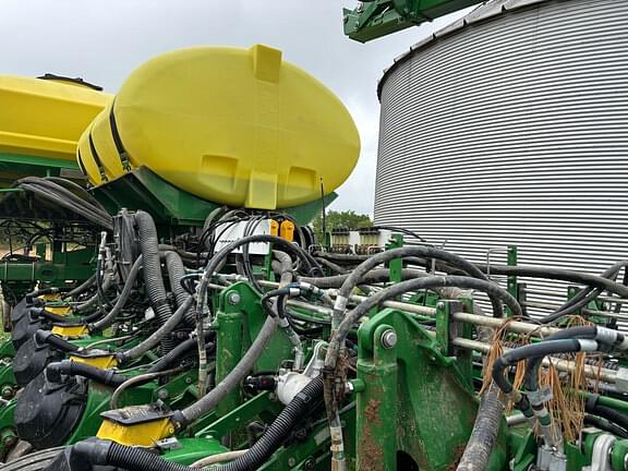 Image of John Deere 1775 equipment image 4