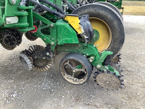 Image of John Deere 1775 equipment image 3