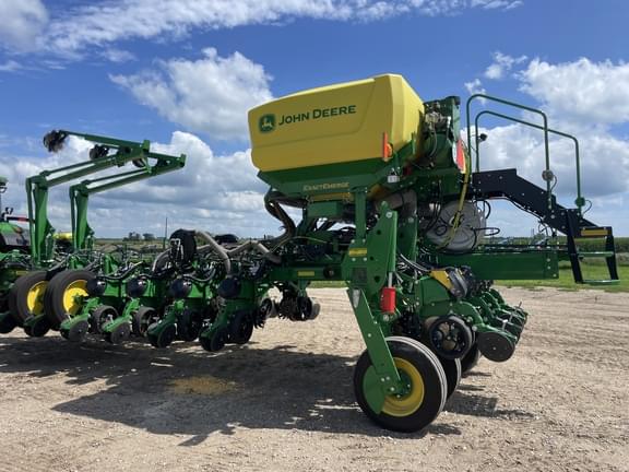 Image of John Deere 1775 equipment image 4